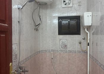 غرفة بتلفزيون وأثاث مريح 