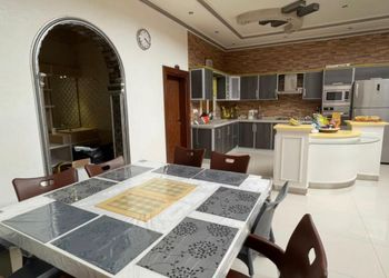 استراحة بمسبح خارجي ومجالس واسعة 