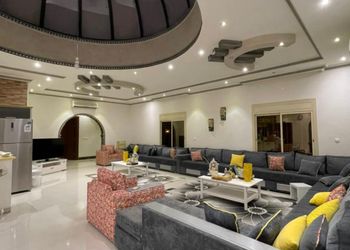 استراحة بمسبح خارجي ومجالس واسعة 