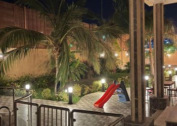 استراحة بمسبح خارجي ومجالس واسعة 