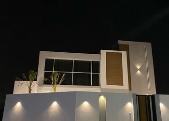 شاليه بجلسة خارجية ومسبح خارجي