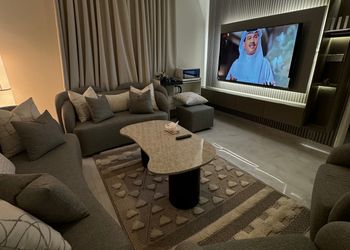 شقة بصالة أنيقة ودخول ذاتي 