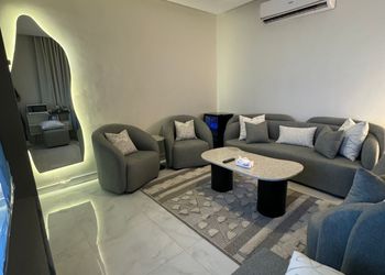 شقة بصالة أنيقة ودخول ذاتي 