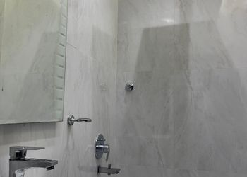 استديو بسرير ماستر وجلسة مريحة