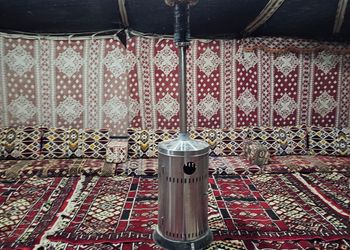 مخيم بموقد حطب