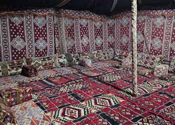 مخيم بموقد حطب
