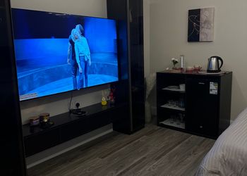 استديو عصري مريح وجذاب بجلسة