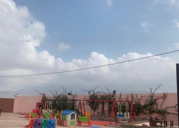 استراحة بمجالس واسعة وألعاب أطفال 