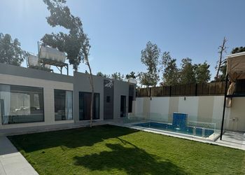 شاليه بمسبح خارجي وصالة أنيقة 