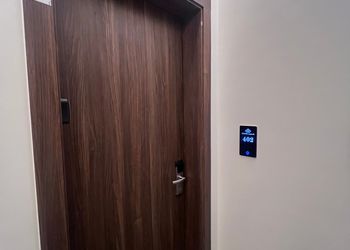 استديو بتصميم أنيق وسرير مريح 