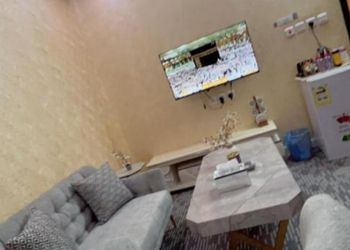 غرفة بأثاث مريح وبسيط 