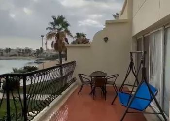 شاليه بصالة جلوس وإطلالة مميزة 