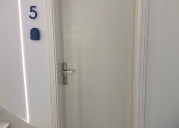 استديو بسرير ماستر وجلسه جانبيه
