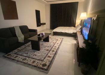 استديو بسرير ماستر وجلسه جانبيه