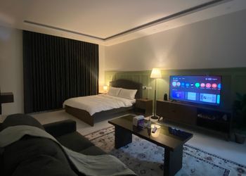 استديو بسرير ماستر وجلسه جانبيه