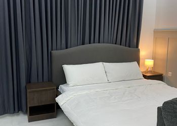 استديو بسرير ماستر وجلسه جانبيه