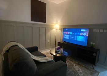 استديو بسرير ماستر وجلسه جانبيه