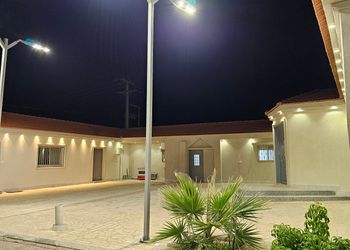 استراحة ببيت شعر ملكي وفناء خارجي