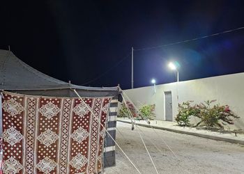 استراحة ببيت شعر ملكي وفناء خارجي