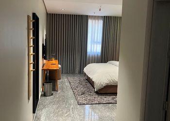 غرفه بسرير ماستر واثاث فندقي