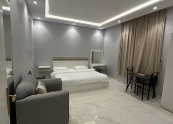 استديو بسرير ماستر وأثاث مريح 