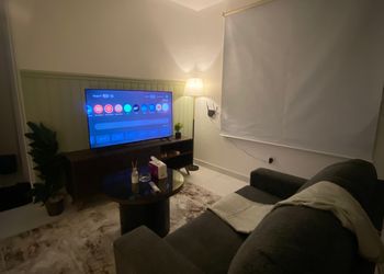 استديو بأثاث مريح وبسيط 