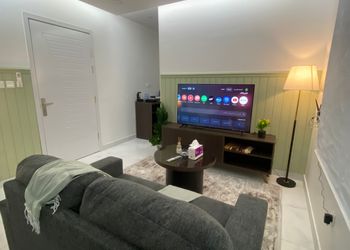استديو بأثاث مريح وبسيط 