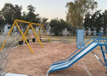 مزرعة بجلسة خارجية وألعاب أطفال
