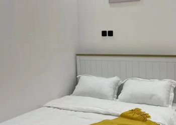 استراحة بمسطح اخضر ومجالس