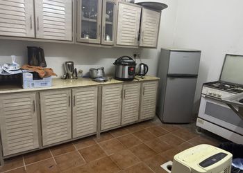 شاليه بجلسة خارجية ومسطح اخضر