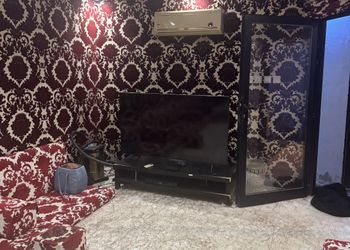 شاليه بجلسة خارجية ومسطح اخضر