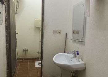 شاليه بجلسة خارجية ومسطح اخضر