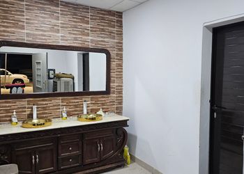 استراحة ببيت شعر ملكي وفناء خارجي