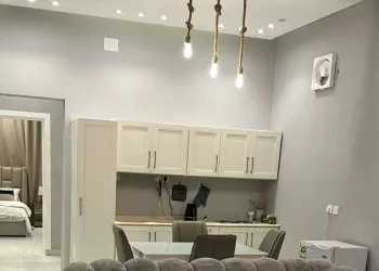 شاليه عائلي انيق بجلسة خارجية