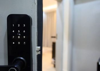 استديو بسرير ماستر وجلسه جانبيه