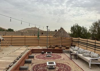 مخيم ببروجكتر وجلسة خارجية