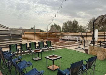 مخيم ببروجكتر وجلسة خارجية