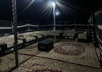 مخيم ببروجكتر وجلسة خارجية