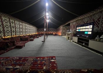 مخيم ببروجكتر وجلسة خارجية