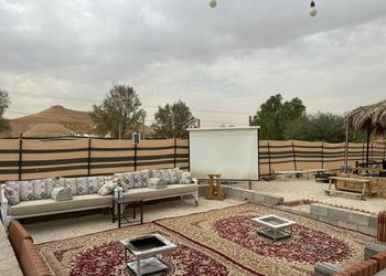 مخيم ببروجكتر وجلسة خارجية
