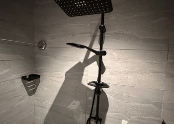 استديو بأثاث مريح وبسيط