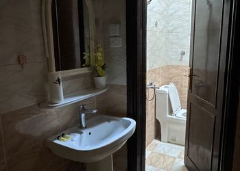 استديو بسرير ماستر وجلسة مريحة 