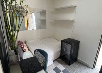 استديو بسرير مريح وأثاث بسيط