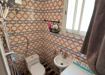 استديو بسرير مريح وأثاث بسيط
