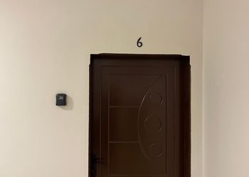 استديو بأثاث مريح وبسيط