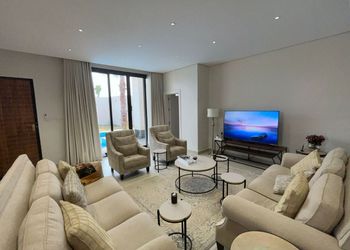 شاليه بمسطح اخضر ومسبح