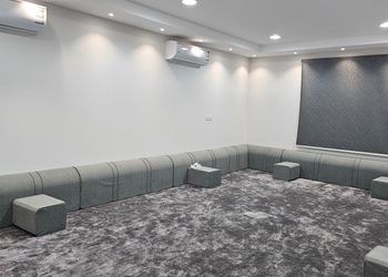 استراحة بمجالس واسعة وفناء خارجي