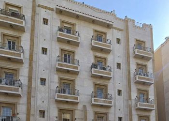 شقة واسعة بصالة وغرفة نوم ومطبخ 