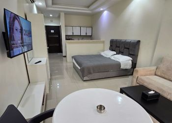 استديو بسرير ماستر وجلسة مريحة