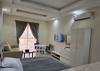 استديو بسرير ماستر وجلسة مريحة
